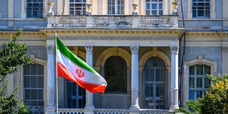 Britania, Franca dhe Gjermania nisin procesin e rivendosjes së sanksioneve ndaj Iranit për shkak të programit bërthamor