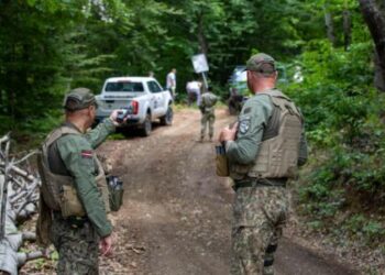 KFOR-i Vendos Shenja të Reja Sinjalizuese Pranë Kufirit të Kosovës