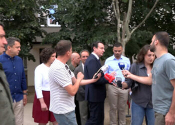 “Më duhet me shku në Viti”, Kurti serish u shmanget pyetjeve reth zhvillimeve politike