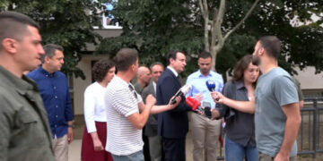 “Më duhet me shku në Viti”, Kurti serish u shmanget pyetjeve reth zhvillimeve politike