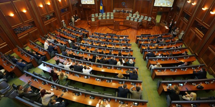 Konstituimi i Kuvendit, sfidë e hapur: Deputetët votojnë sot për kryeparlamentarin