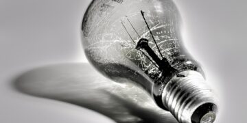 Qeveria dhe ZRrE injorojnë vendimin e Gjykatës për pezullimin e “tregut të lirë” të energjisë: Bizneset në pasiguri dhe krizë