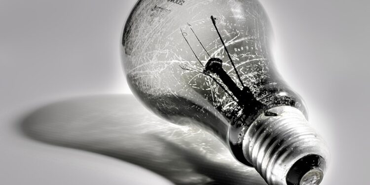 Qeveria dhe ZRrE injorojnë vendimin e Gjykatës për pezullimin e “tregut të lirë” të energjisë: Bizneset në pasiguri dhe krizë