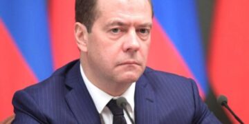 Medvedev: ‘Euro idiotët’ po përpiqen të pengojnë SHBA-në për t’i dhënë fund luftës në Ukrainë