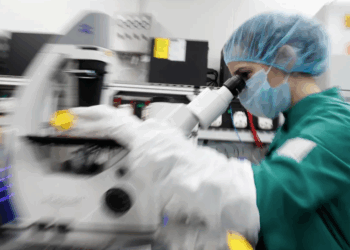 Çfarë të Bëjmë me “Jetën Pasqyrë”? Premtimi dhe Rreziku i një Teknologjie të Re të Çuditshme