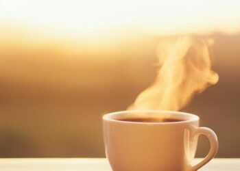 Kafeja e mëngjesit përmirëson ndjeshëm humorin, zbulon studimi
