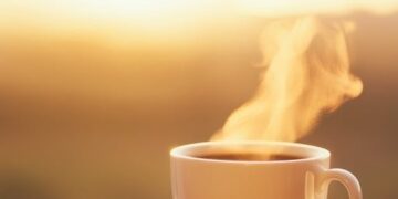 Kafeja e mëngjesit përmirëson ndjeshëm humorin, zbulon studimi