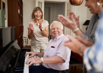 Të ndihmuarit e të tjerëve forcon shëndetin e trurit tek të moshuarit