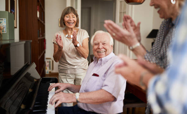 Të ndihmuarit e të tjerëve forcon shëndetin e trurit tek të moshuarit