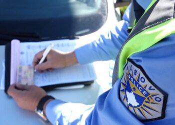 Policia kap një të mitur duke vozitur veturën, ia dënon babain me 300 euro