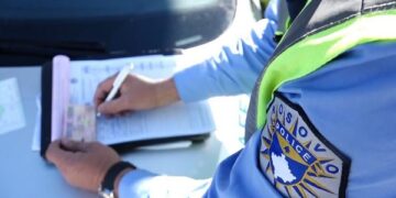 Policia kap një të mitur duke vozitur veturën, ia dënon babain me 300 euro