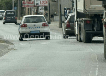 Prishtinë: Makina e Doganës kalon mbi vijën e plotë pranë vendkalimit për këmbësorë