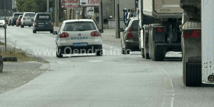 Prishtinë: Makina e Doganës kalon mbi vijën e plotë pranë vendkalimit për këmbësorë