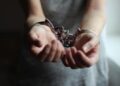 Policia e Kosovës godet krimin: Arrestime për tentativë vrasjeje, grabitje dhe të shtëna me armë në aheng