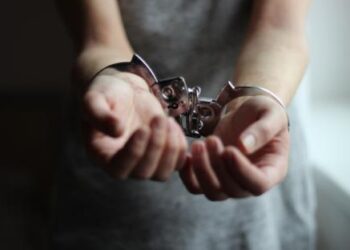 Policia e Kosovës godet krimin: Arrestime për tentativë vrasjeje, grabitje dhe të shtëna me armë në aheng