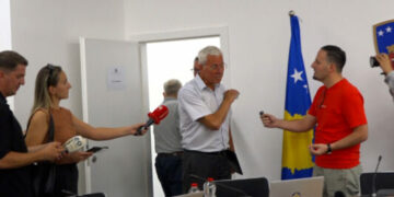 Sami Kurteshi pyetet për ndarjen e 300 mijë eurove për Listën Serbe, e quan gazetarin të paedukatë