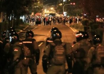 Përshkallëzohen protestat në Serbi! BE kritikon dhunën, Vuçiç akuzohet për përdorim të bandave kriminale për të shtypur demonstruesit