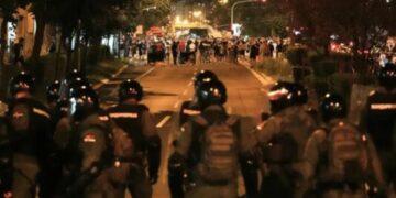 Përshkallëzohen protestat në Serbi! BE kritikon dhunën, Vuçiç akuzohet për përdorim të bandave kriminale për të shtypur demonstruesit