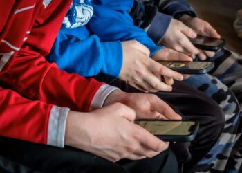 Fëmijët dhe Mediat Sociale: Varësia në Rritje dhe Sfida për Zgjidhje