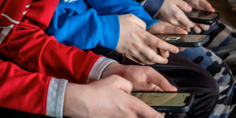 Fëmijët dhe Mediat Sociale: Varësia në Rritje dhe Sfida për Zgjidhje