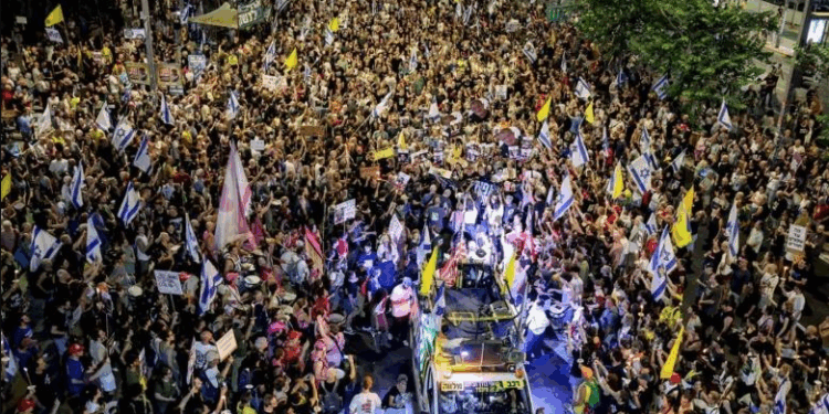 Izrael – Mijëra qytetarë marshojnë nga Jerusalemi në Tel Aviv: “Ndalojeni masakrën në Gaza tani!”