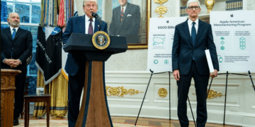 Trump paralajmëron tarifë 100% për gjysmëpërçuesit e importuar: Synon të nxisë prodhimin vendas në SHBA