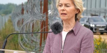 Von der Leyen paralajmëron për “frenim të fortë” ndaj Putinit gjatë vizitës në Poloni