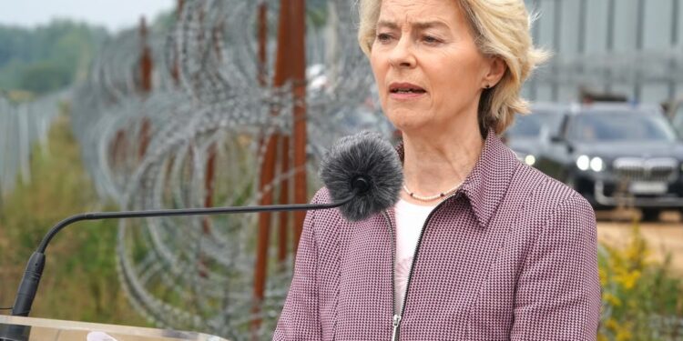 Von der Leyen paralajmëron për “frenim të fortë” ndaj Putinit gjatë vizitës në Poloni