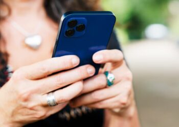 Radar me inteligjencë artificiale përgjon thirrjet telefonike nga 3 metra larg – alarm për privatësinë