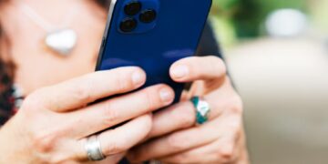 Radar me inteligjencë artificiale përgjon thirrjet telefonike nga 3 metra larg – alarm për privatësinë