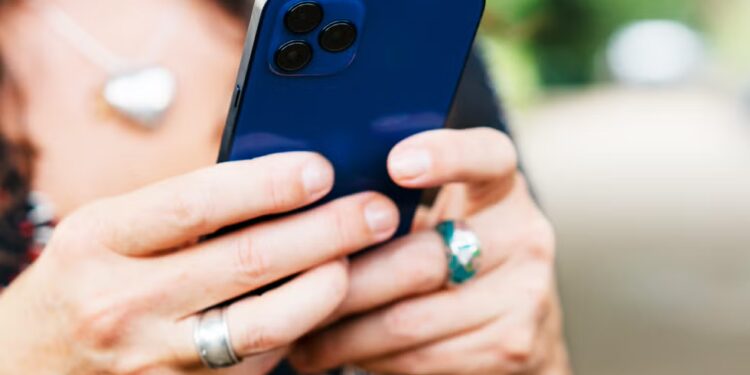 Radar me inteligjencë artificiale përgjon thirrjet telefonike nga 3 metra larg – alarm për privatësinë