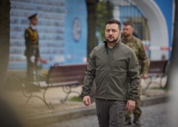 Shtëpia e Bardhë me kërkesë për veshjen e Zelenskyt në takimin me Trump