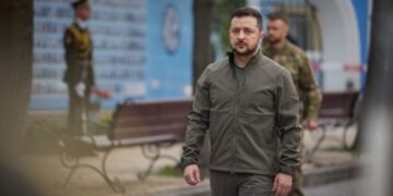 Shtëpia e Bardhë me kërkesë për veshjen e Zelenskyt në takimin me Trump