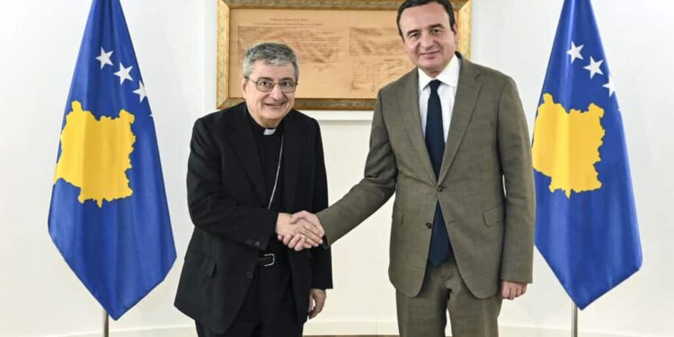 Kryeministri Kurti priti në takim Delegatin apostolik të Selisë së Shenjtë, Imzot Luigi Bianco
