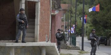 BE në përvjetorin e Banjskës: Arrestoni sulmuesit, shqetësuese pjesëmarrja e tyre në protesta në Serbi