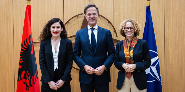 Inteligjenca shqiptare në zemër të NATO-s: Vlora Hyseni pritet nga Mark Rutte