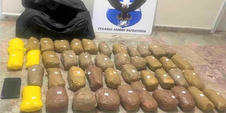 Arrestohet shqiptari me 21.5 kg heroinë në kufirin greko-shqiptar