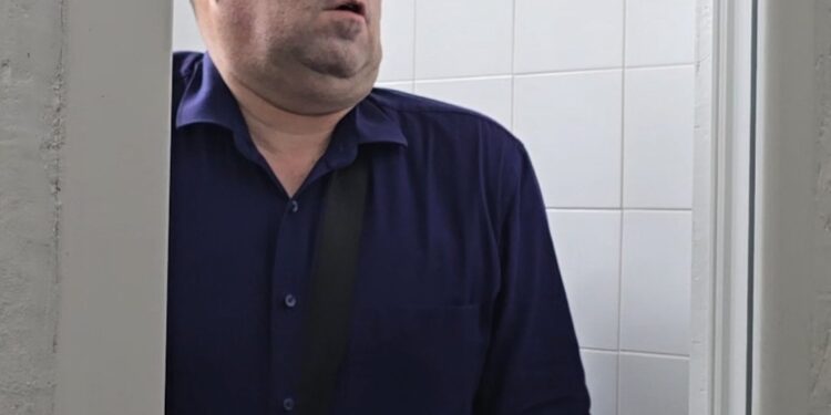 Skandal në Beograd: Drejtori nga Bujanoci fshehet në tualetin e grave – prindërit e nxjerrin me polici nga shkolla