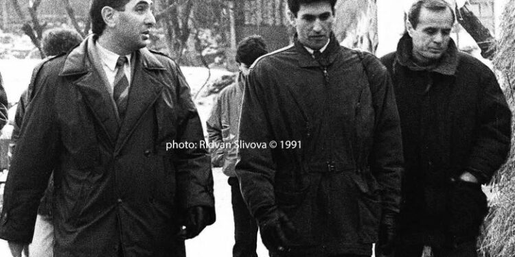 Foto e rrallë kur James Rubin në vitin 1991 vizitoi Kodrën e Trimave në Prishtinë