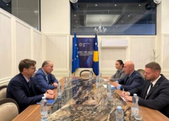 Haradinaj takohet me këshilltarin e BE-së: Të gatshëm të kontribuojmë për tejkalimin e bllokadës
