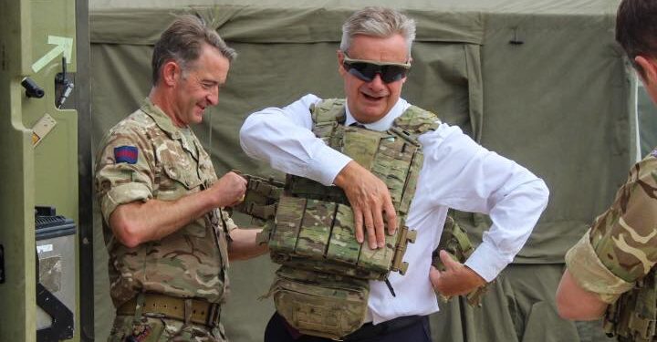 Hargreaves viziton ushtarët e Gardës Skoceze në Bondsteel: Ky dislokim tregon mbështetjen e Mbretërisë së Bashkuar për Kosovën