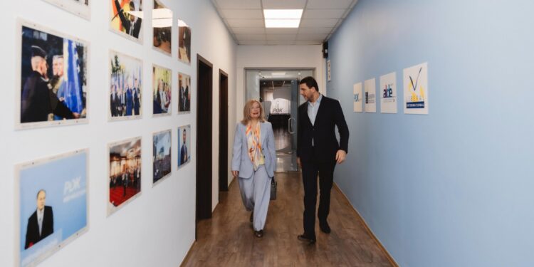 Krasniqi takon ambasadoren greke, flasin për zhvillimet politike në vend