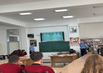 Policia e Kosovës mban ligjërata në shkolla për sigurinë në trafik