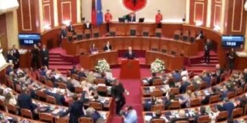 Kuvendi nis me tensione, Sali Berisha shkon në foltore, rrethohet nga Garda