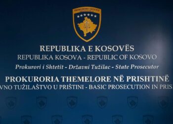 Katër shtetas të huaj akuzohen për shpëlarje parash dhe mashtrime me kartela bankare në Kosovë