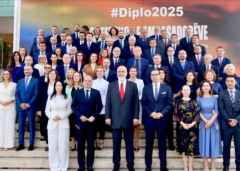 Rama u kërkon ambasadorëve: Regjistroni shqiptarët e suksesshëm jashtë vendit