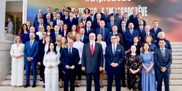 Rama u kërkon ambasadorëve: Regjistroni shqiptarët e suksesshëm jashtë vendit