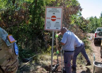 KFOR vendos tabela të reja paralajmëruese përgjatë vijës kufitare administrative