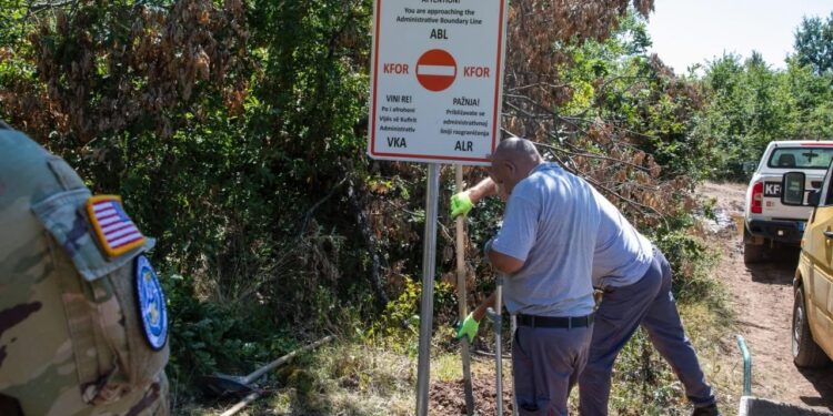 KFOR vendos tabela të reja paralajmëruese përgjatë vijës kufitare administrative