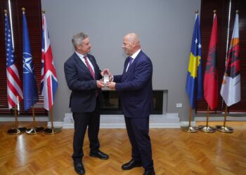 Lladrovci pret ambasadorin britanik Hargreaves: Disiplina, çelësi i suksesit të komunës sonë